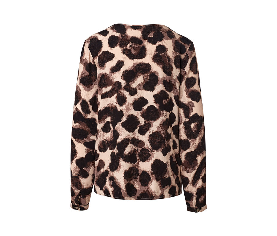 Detail dámské halenky s potiskem s dlouhými rukávy a vzorem zvířecí srsti.