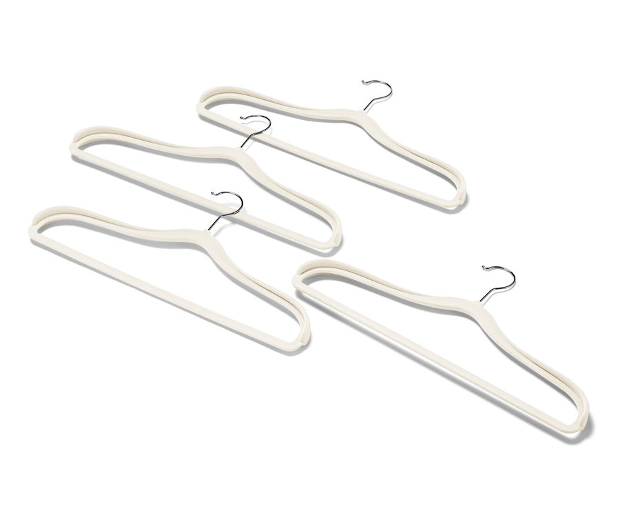 Čtyři ramínka na šaty s výztuží v oblasti ramen.