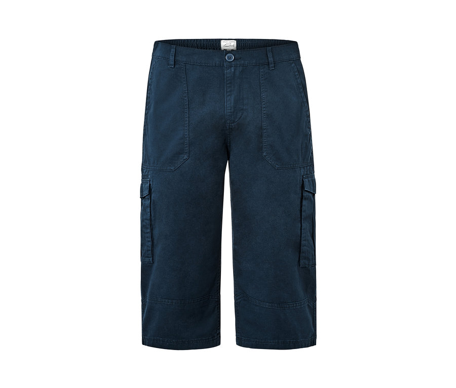 Tmavě modré cargo bermudy ve 3/4 délce.