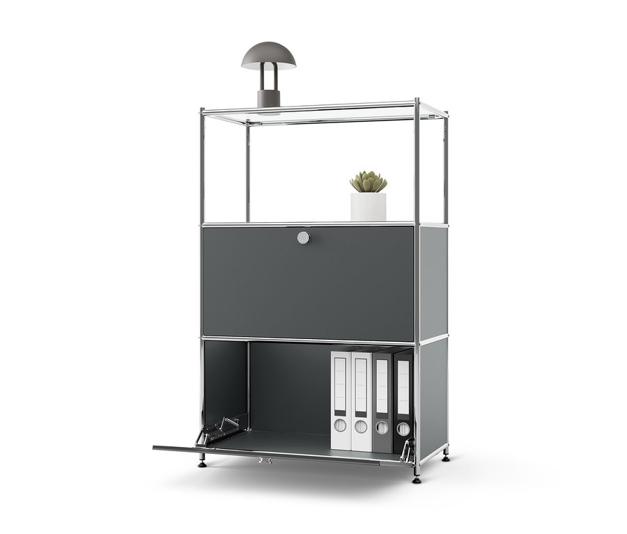Šedá kovová komoda CN3 se 2 výklopnými dvířky, nahoře lampa a rostlina v květináči.