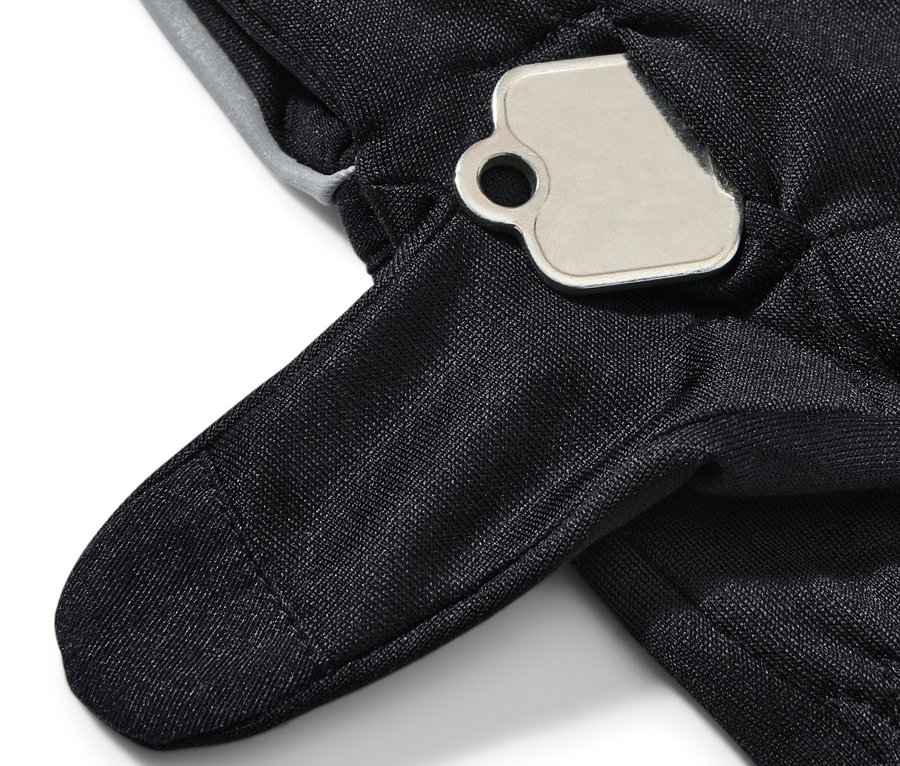 Detailní pohled na černé běžecké rukavice s návlekem přes prsty.