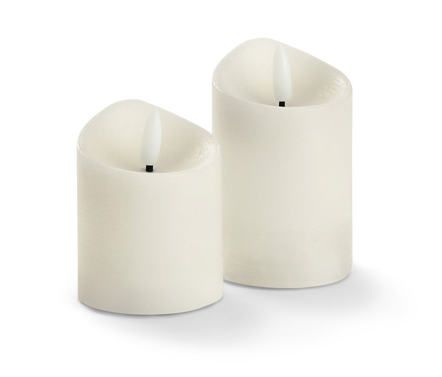 Dvě krémové LED svíčky z vosku.