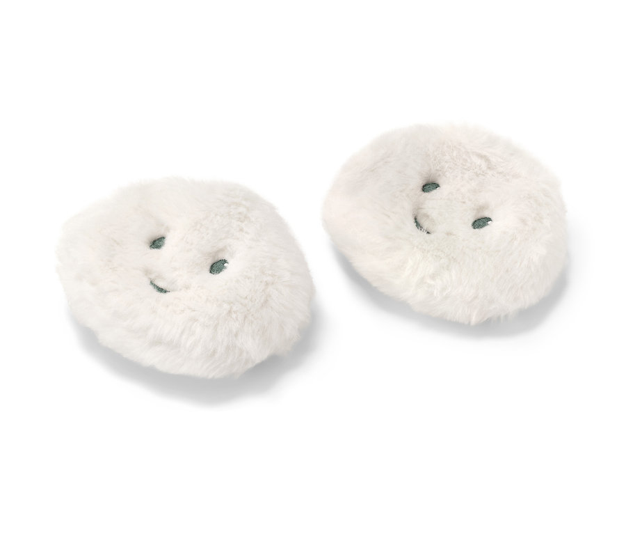 Dva bílé hřejivé polštářky do kapsy ve tvaru obláčku.