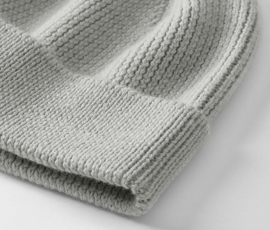 Detail dětské pletené vlněné čepice.