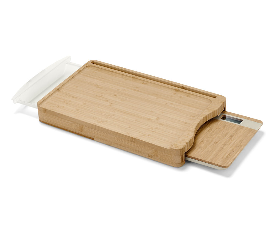 Bambusové krájecí prkénko s výsuvnou kuchyňskou váhou.