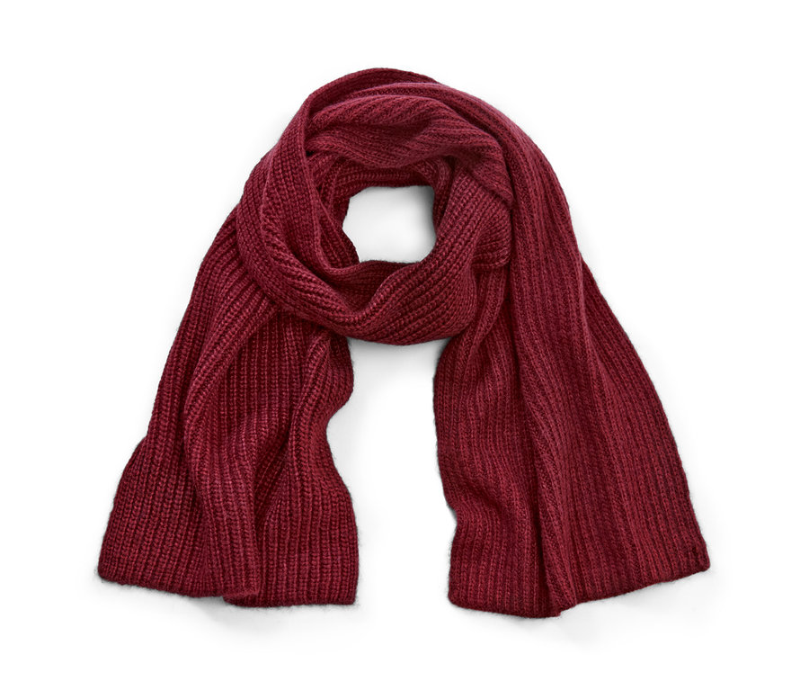 Vínová pletená šála s vlnou leží na bílém pozadí.