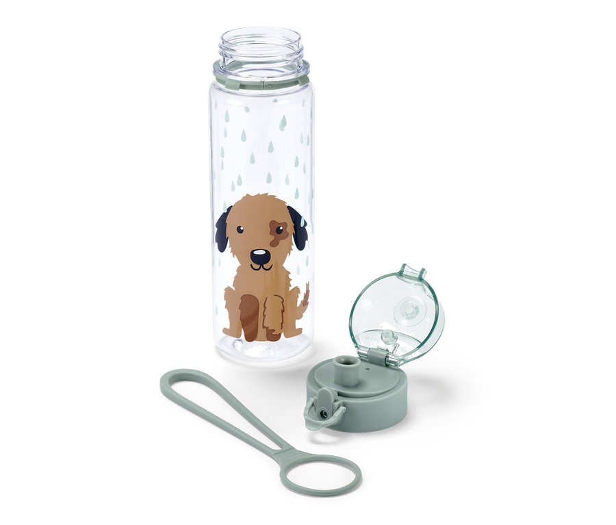 Průhledná láhev na pití s obrázkem psa, víčko a poutko na přenášení leží vedle láhve.