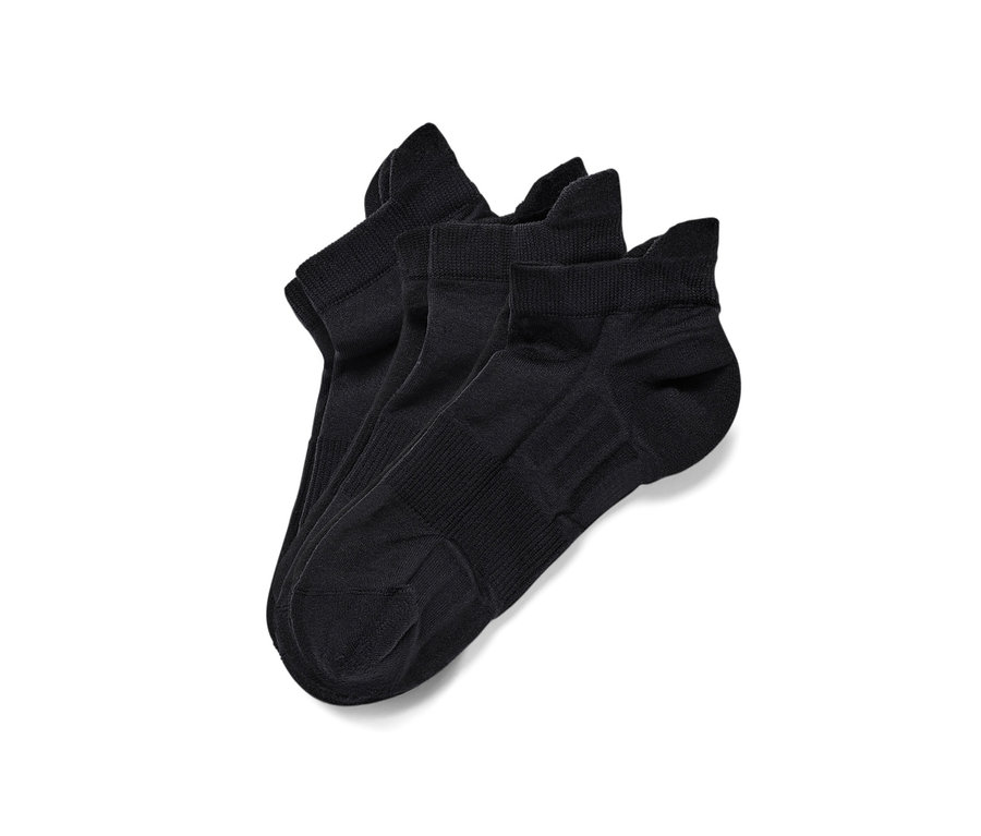 Tři páry černých profesionálních běžeckých ponožek.