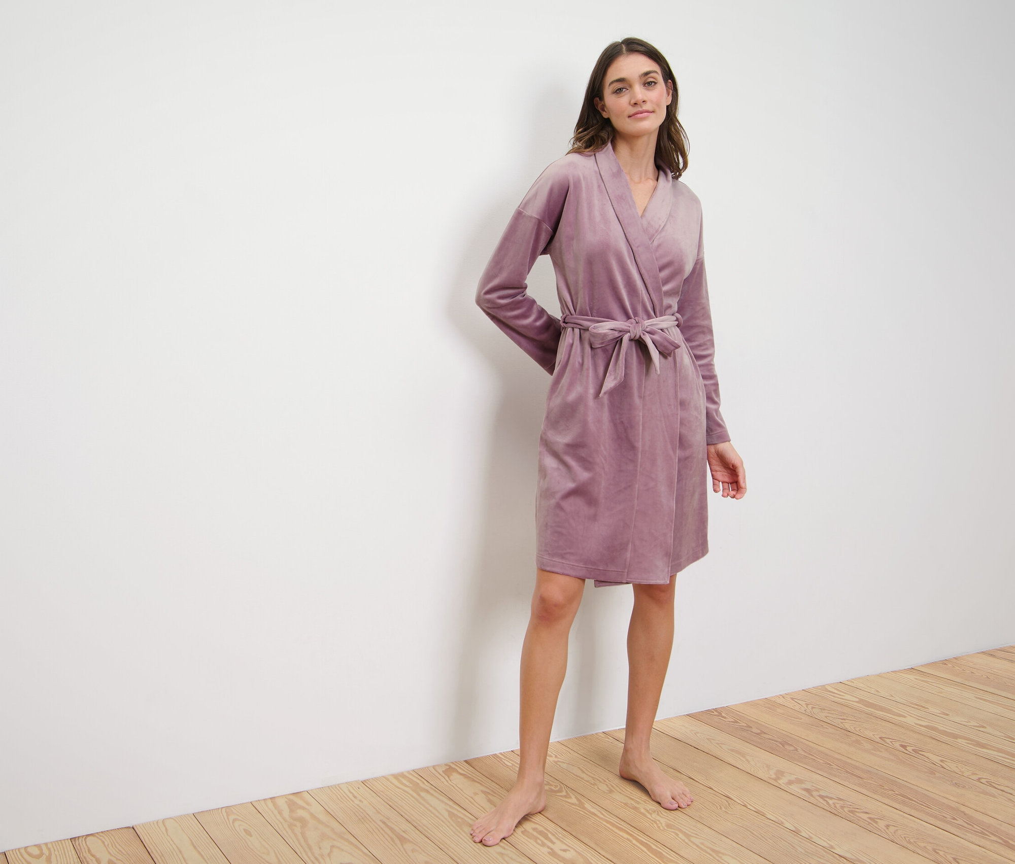 Žena má na sobě plyšový župan.