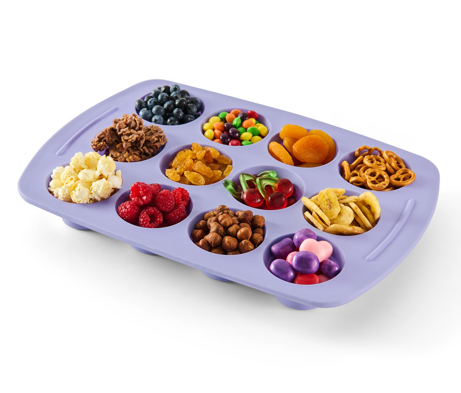 Fialová skládací silikonová forma na muffiny s borůvkami, cereáliemi, lentilkami, meruňkami, preclíky, popcornem, malinami, oříšky, třešněmi, banánovými lupínky a bonbóny.
