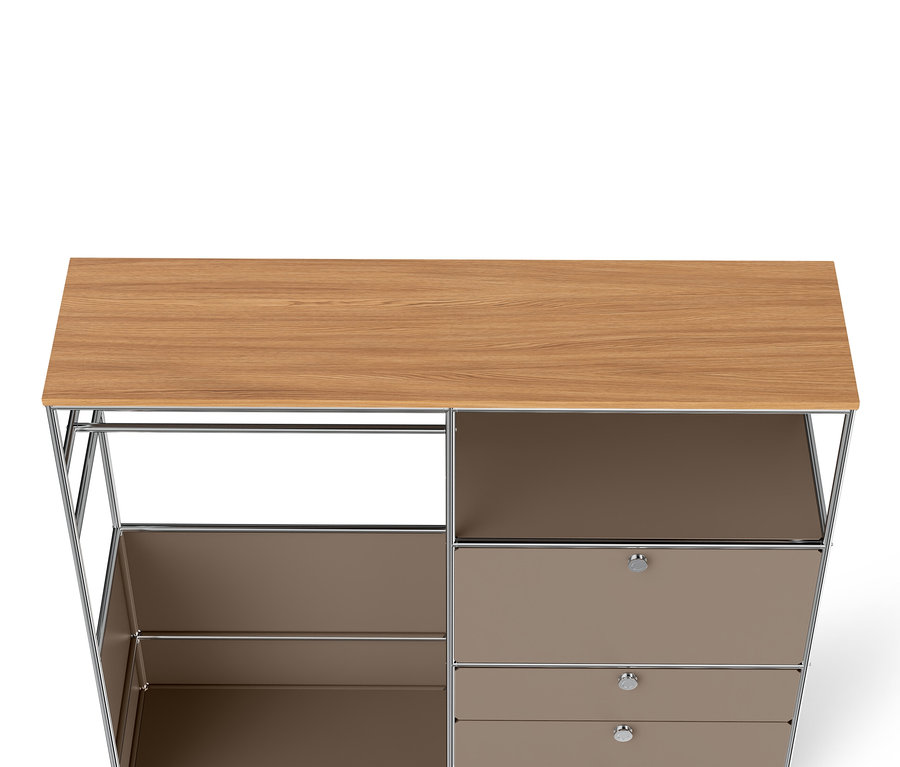 Detail kovové skříně »CN3« s dřevěnou deskou, 1 šatní tyčí, 1 výklopnými dvířky a 3 zásuvkami, hnědošedé barvy.