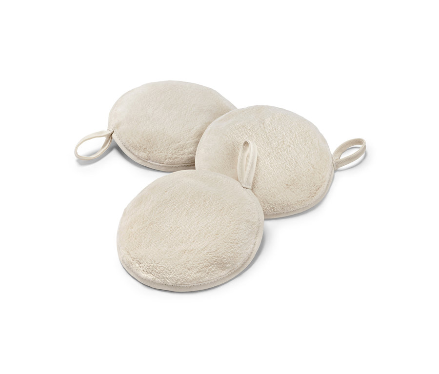 Tři extra velké odličovací tampóny leží na sobě.