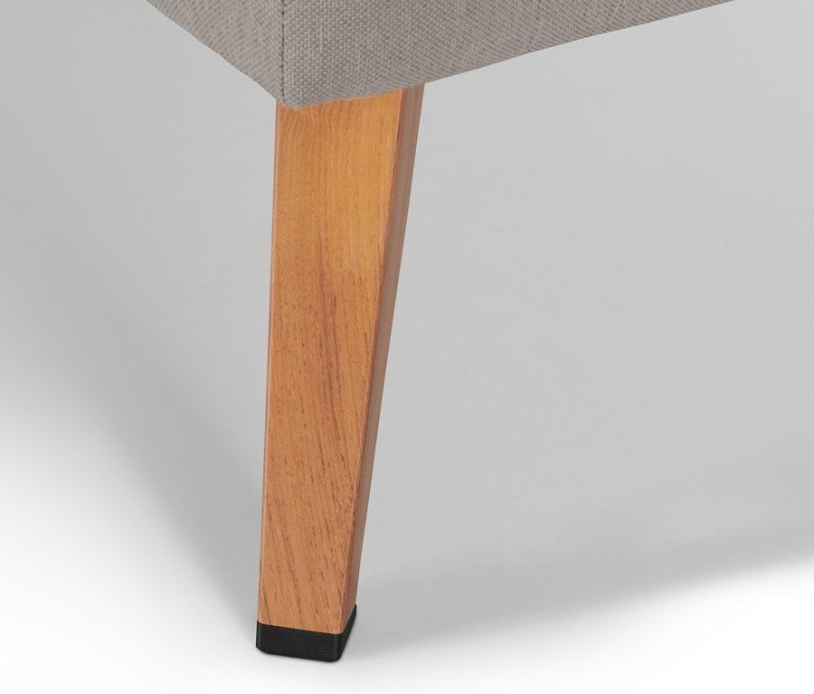 Detail nohy venkovní pohovky se stoličkou.