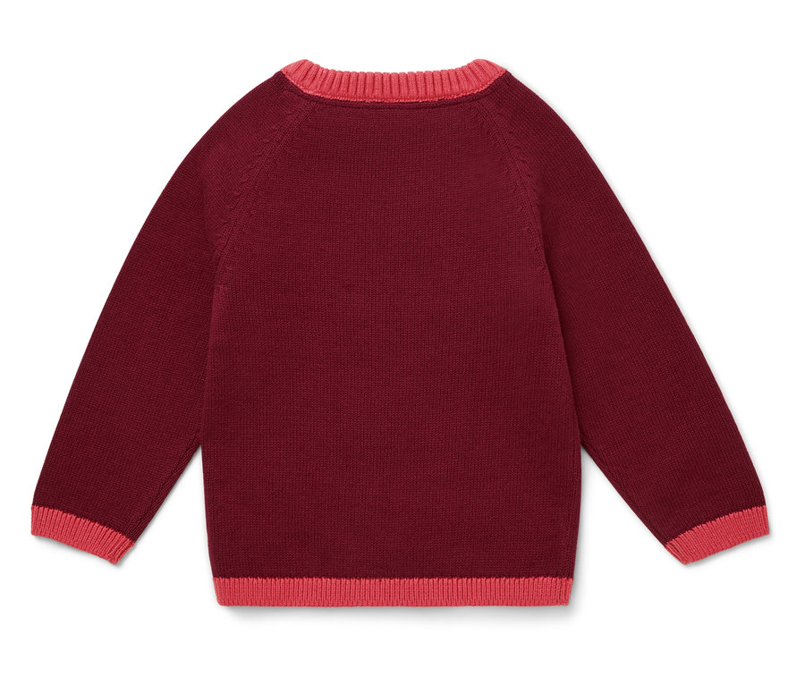 Burgundský svetr s růžovým lemem na krku a manžetách.