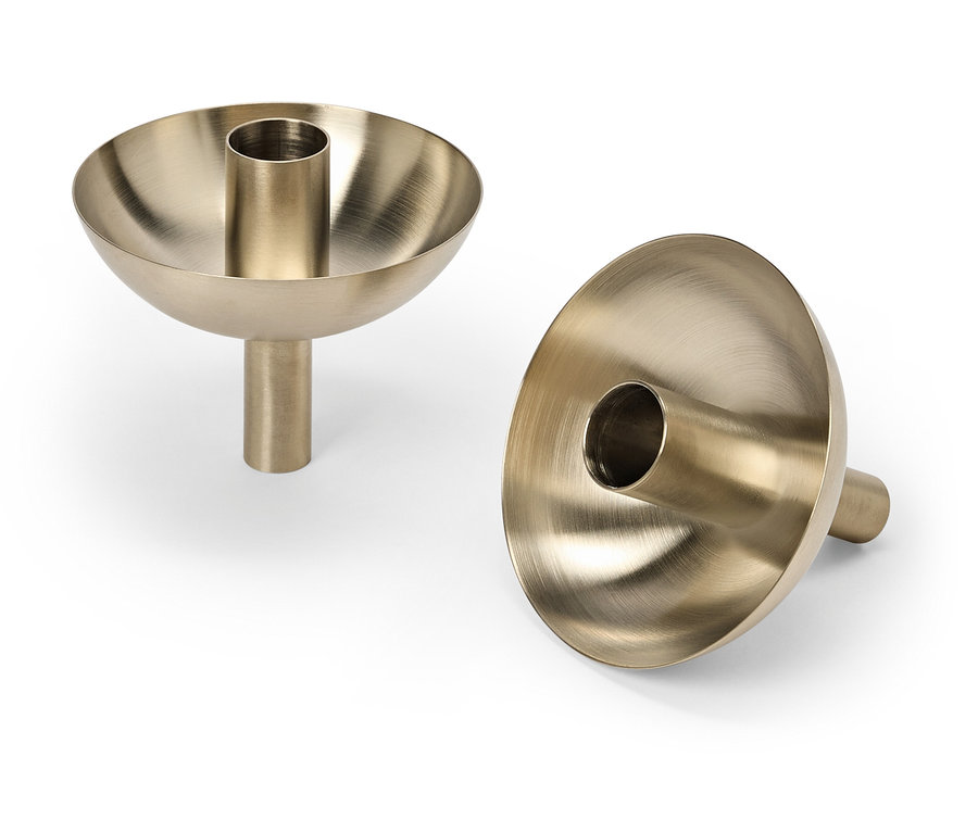 Dva zlaté svícny na bílém pozadí.