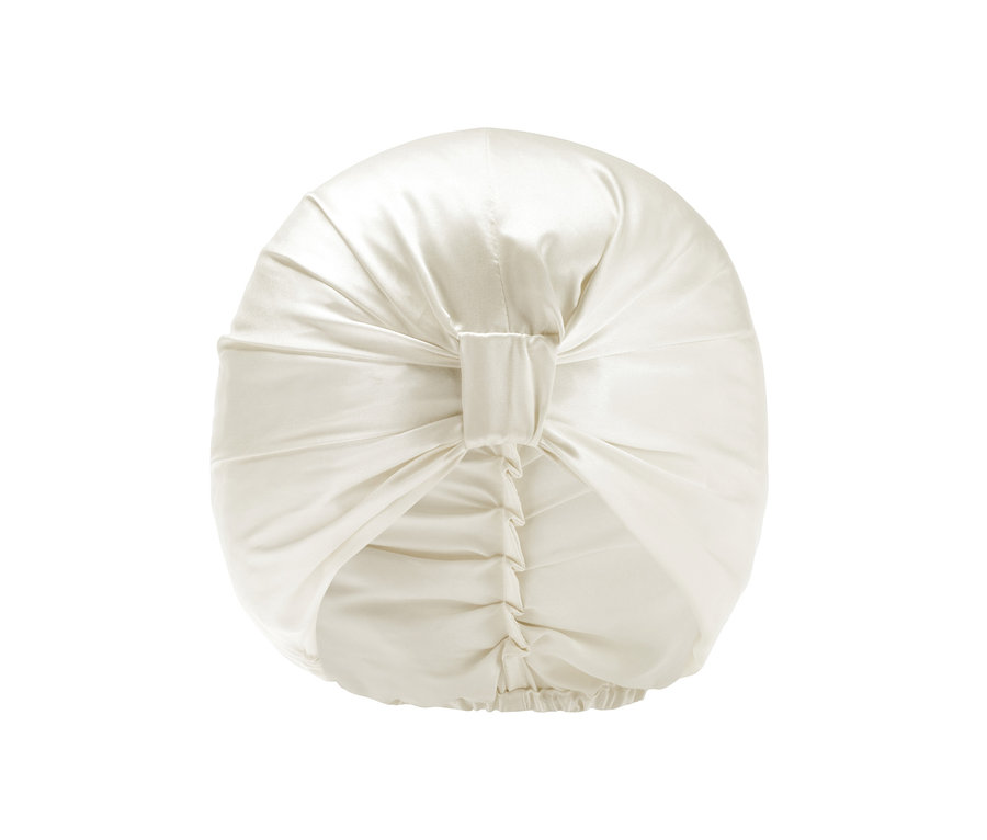 Bílý hedvábný turban.