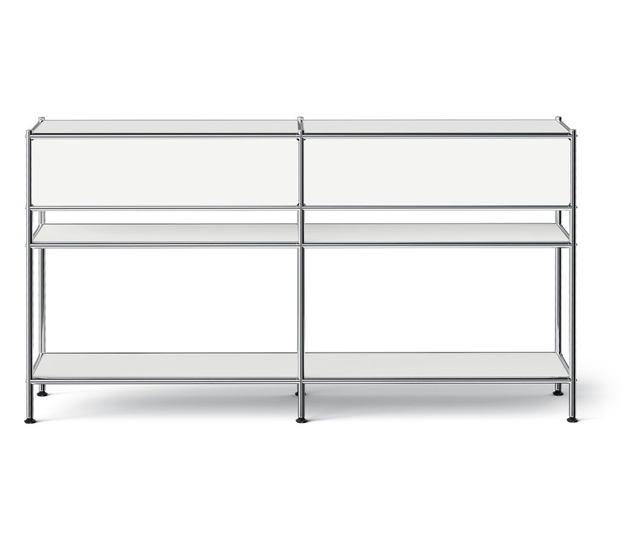 Dvoudílná police s bílými policemi a chromovaným rámem.