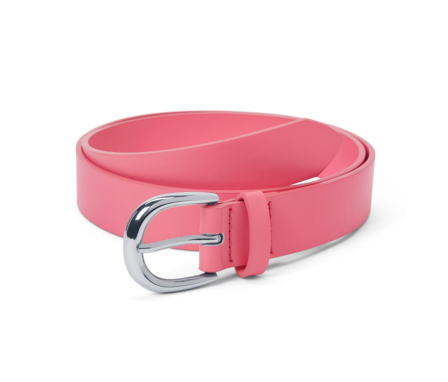 Růžový opasek se stříbrnou sponou leží stočený na bílém pozadí.