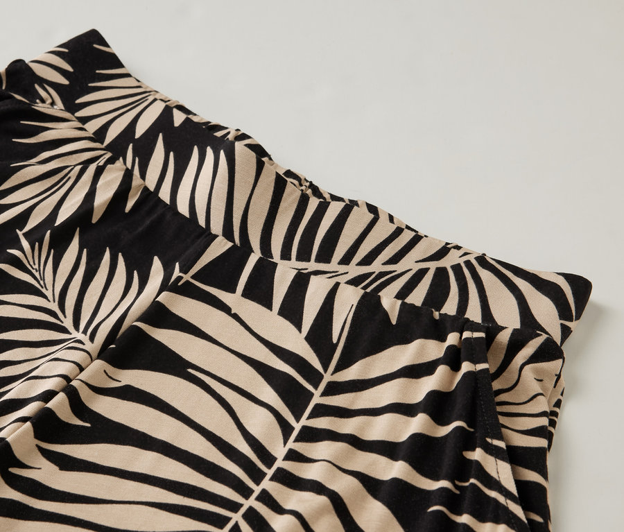 Detail vzorovaných širokých kalhot.