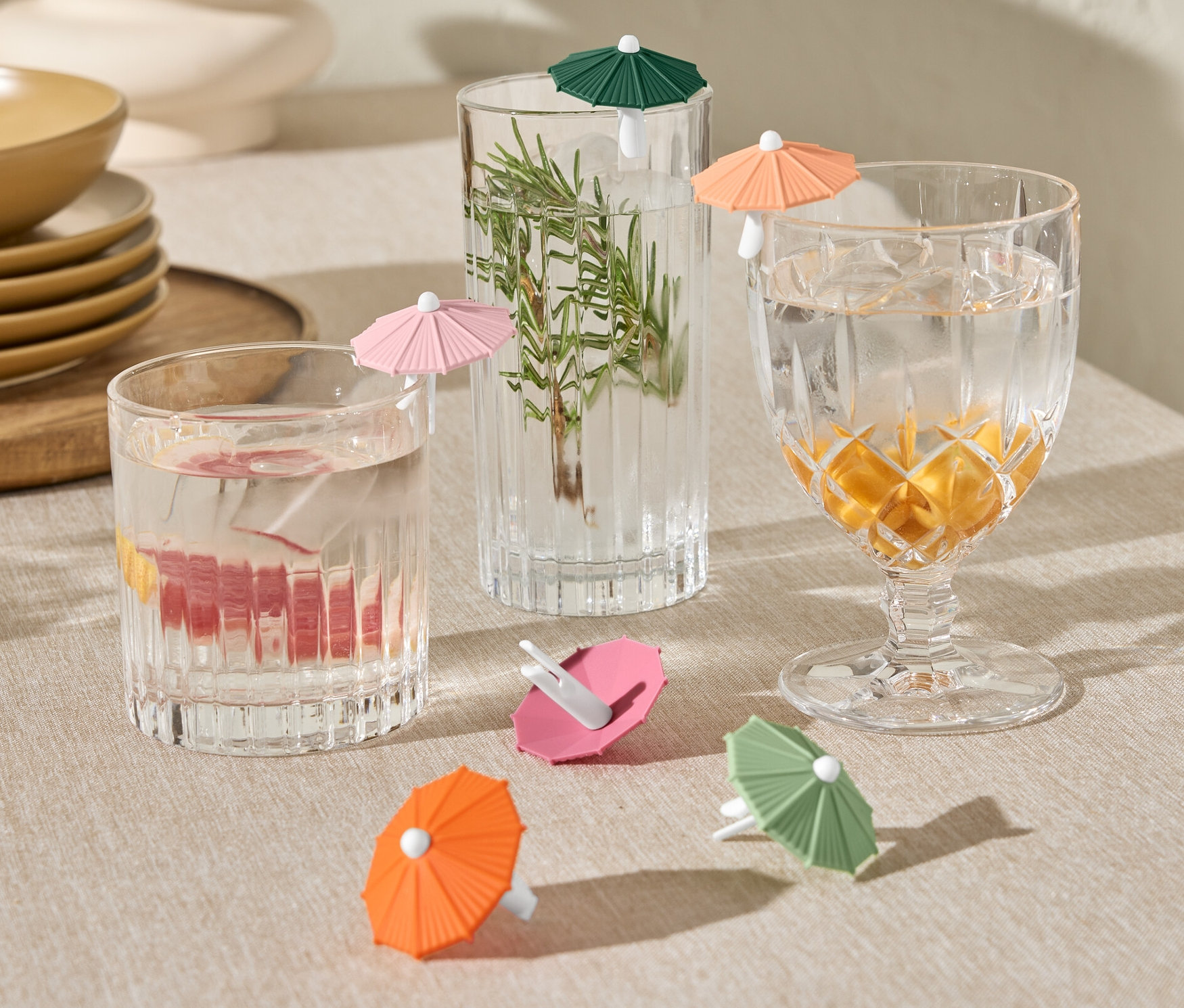 Sklenice s nápoji a ozdobnými deštníčky a 6 ks značek na sklenice.