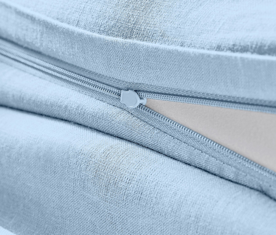 Detail světle modrého lněného povlečení standardní velikosti se zipem.