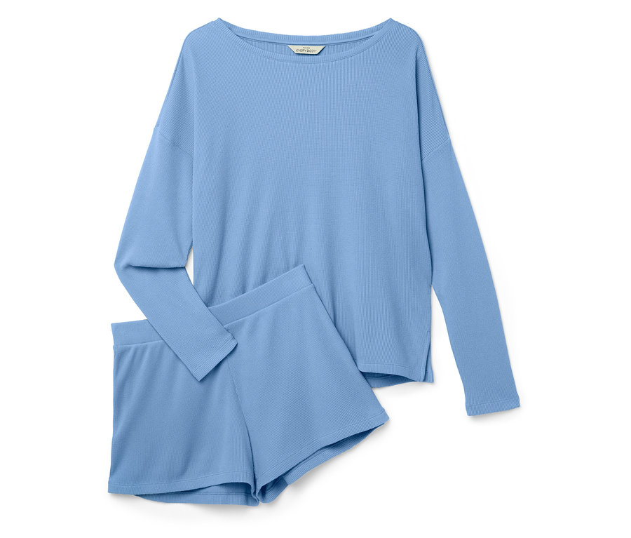 Světlě modrá souprava na spaní s dlouhým rukávem a šortkami leží na bílém pozadí.