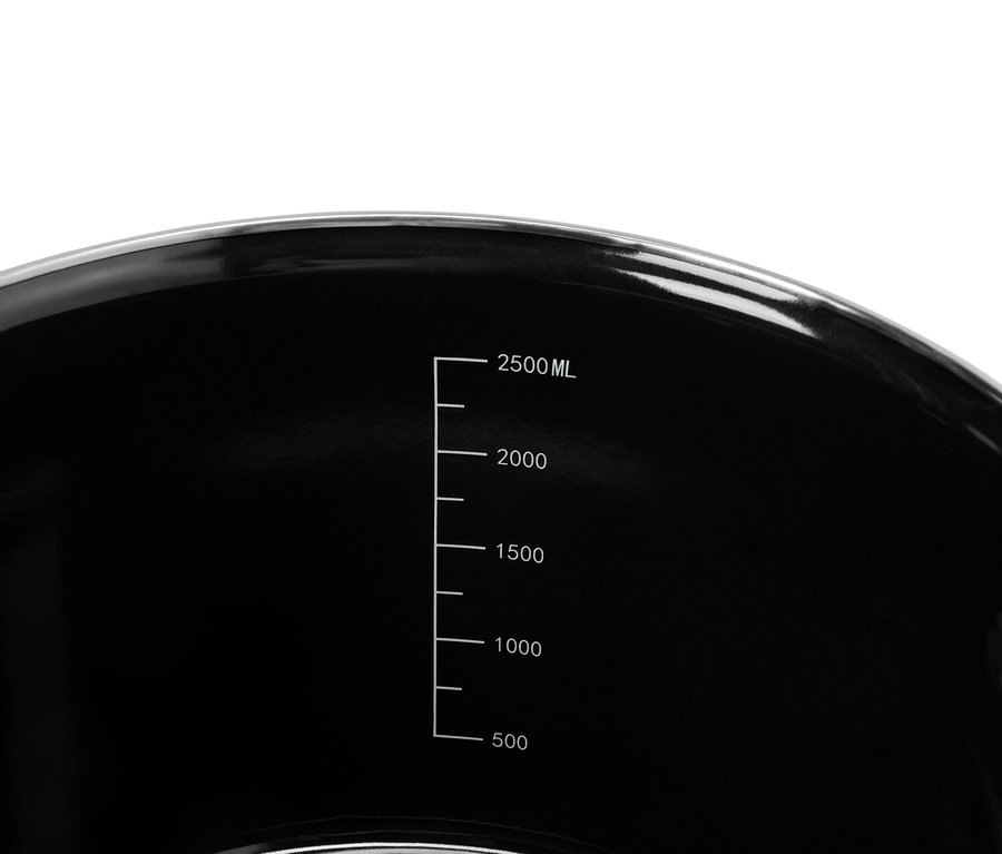 Detailní záběr na černou nádobu s měřicí stupnicí od 500 do 2500 ml.