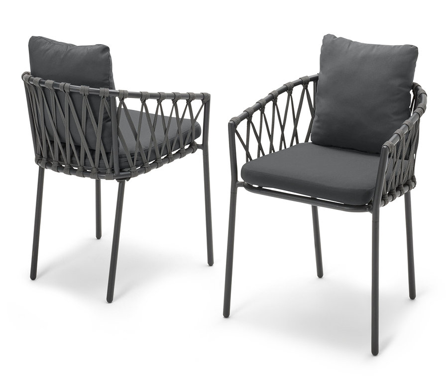 Dvě jídelní křesla s textilním výpletem.