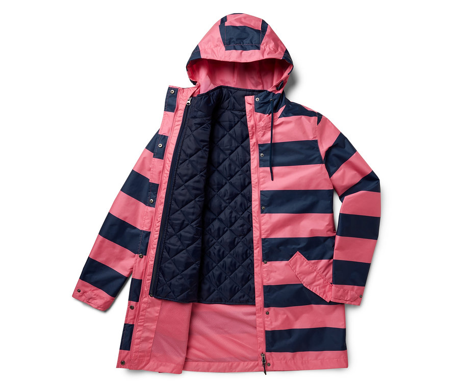 Otevřená růžová bunda s kapucí a tmavě modrými pruhy s tmavě modrou prošívanou podšívkou.