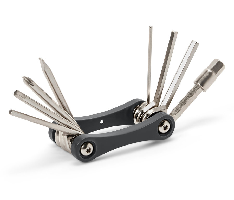 Šedé multifunkční nářadí s různými stříbrnými nástavci.