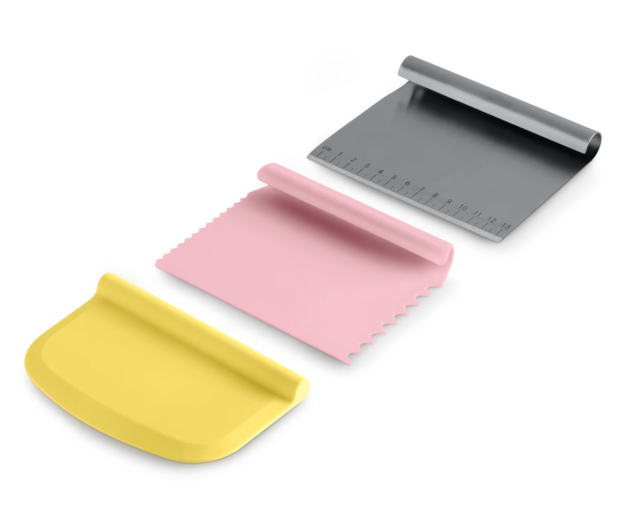 Tři škrabky na těsto: žlutá, růžová a šedá.