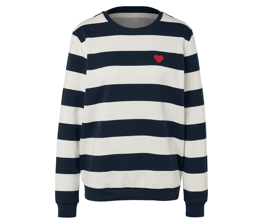 Pruhovaný svetr s dlouhým rukávem s malým červeným srdcem.