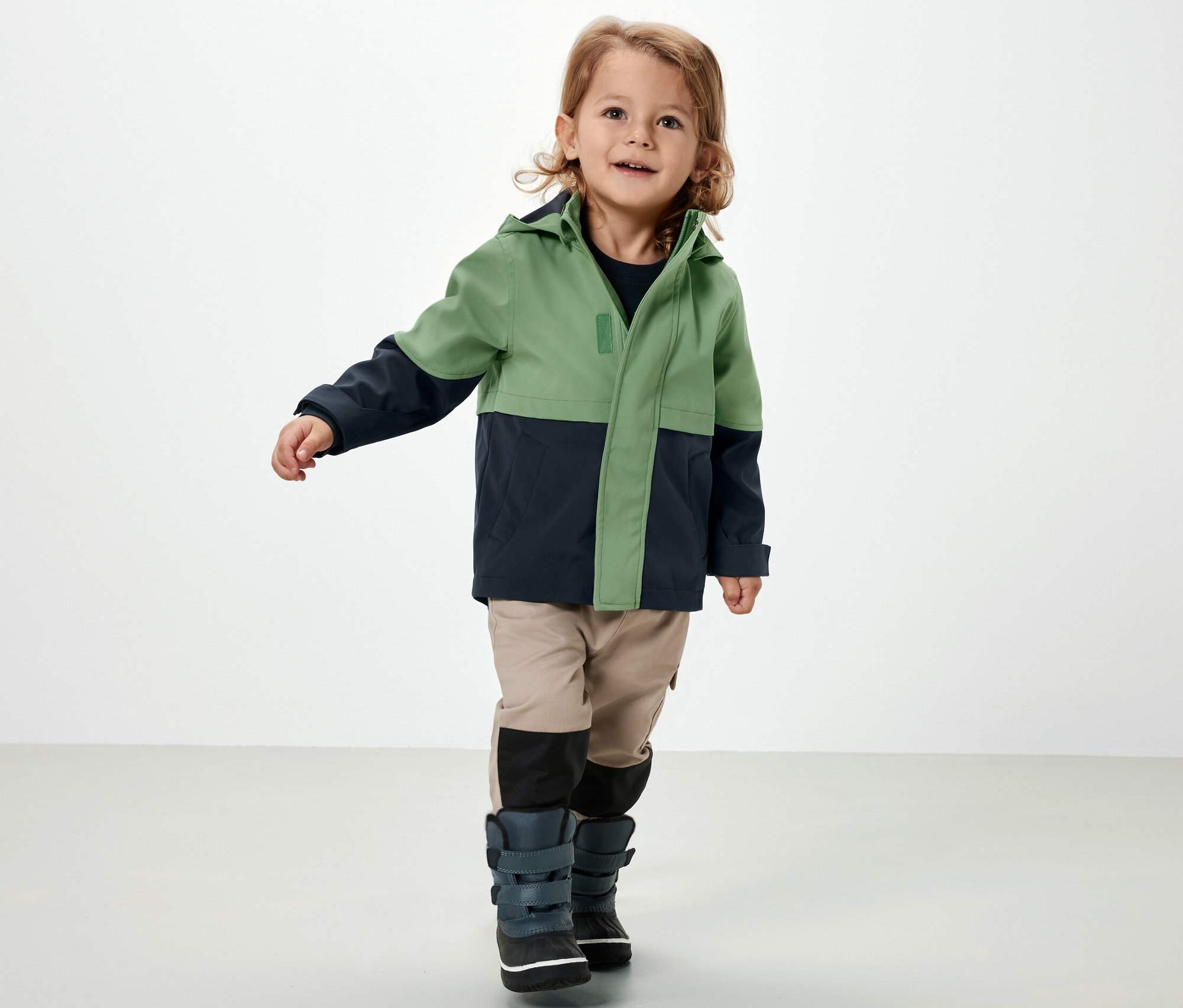 Chlapec v dětské softshellové bundě.