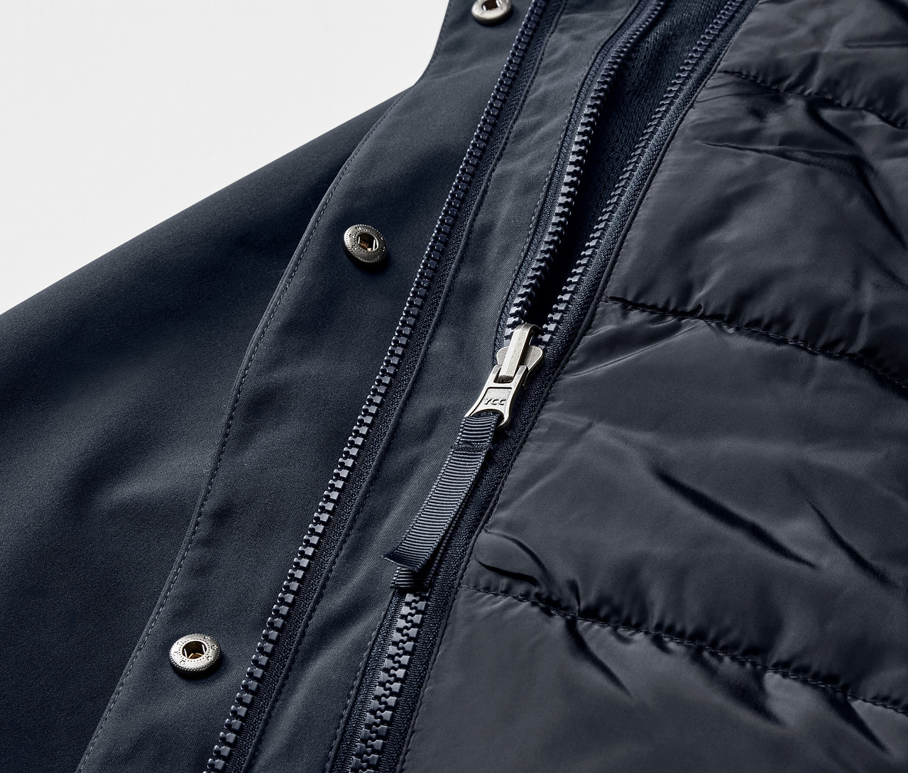 Detail námořnicky modré outdoorové bundy 3 v 1.