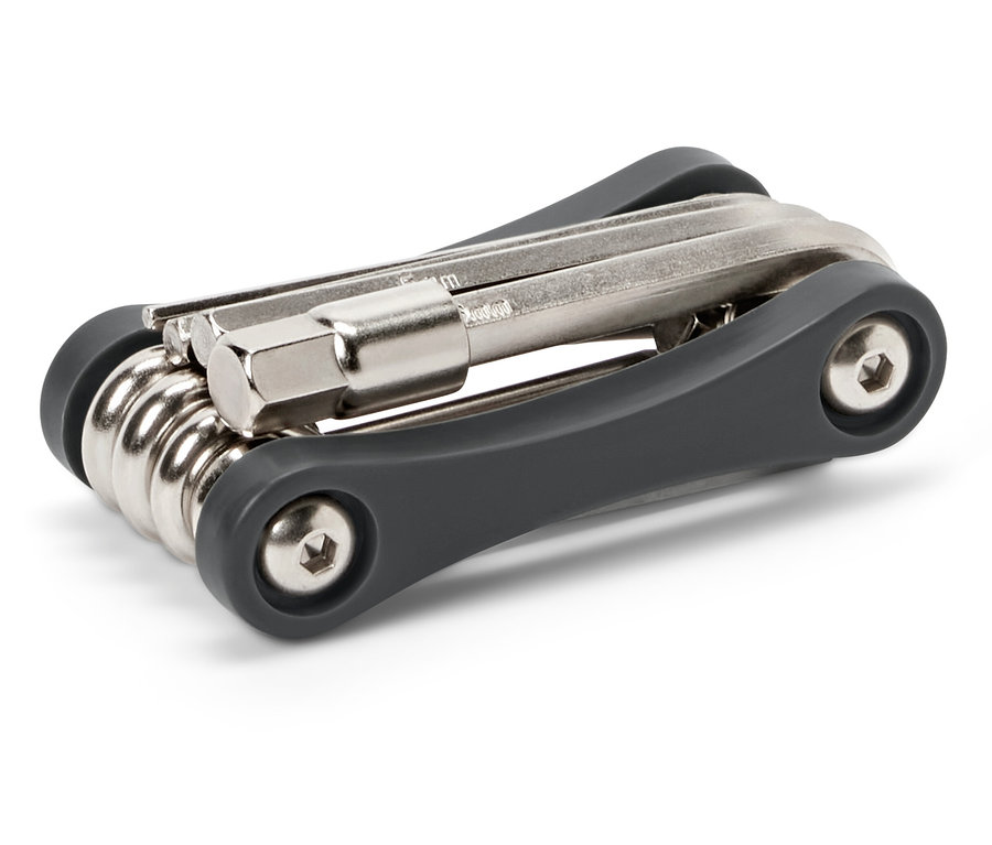 Skládací multifunkční nástroj s různými stříbrnými nástavci a šedou rukojetí.