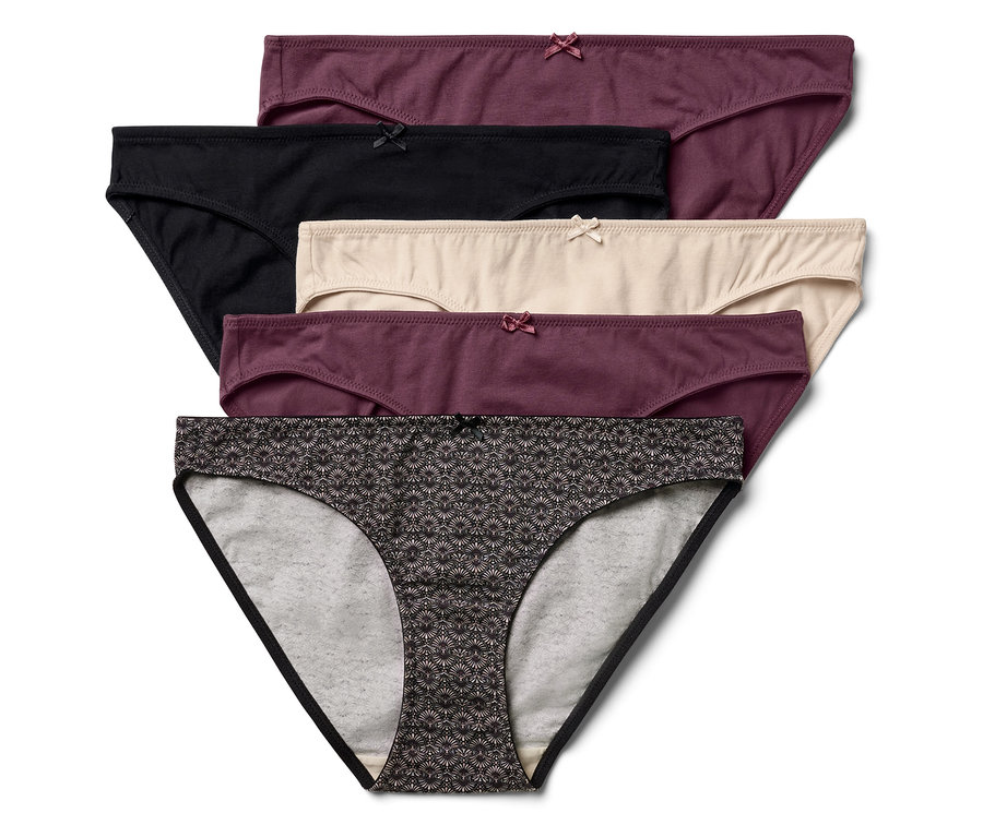 Pětice dámských kalhotek různých barev a vzorů leží na sobě.