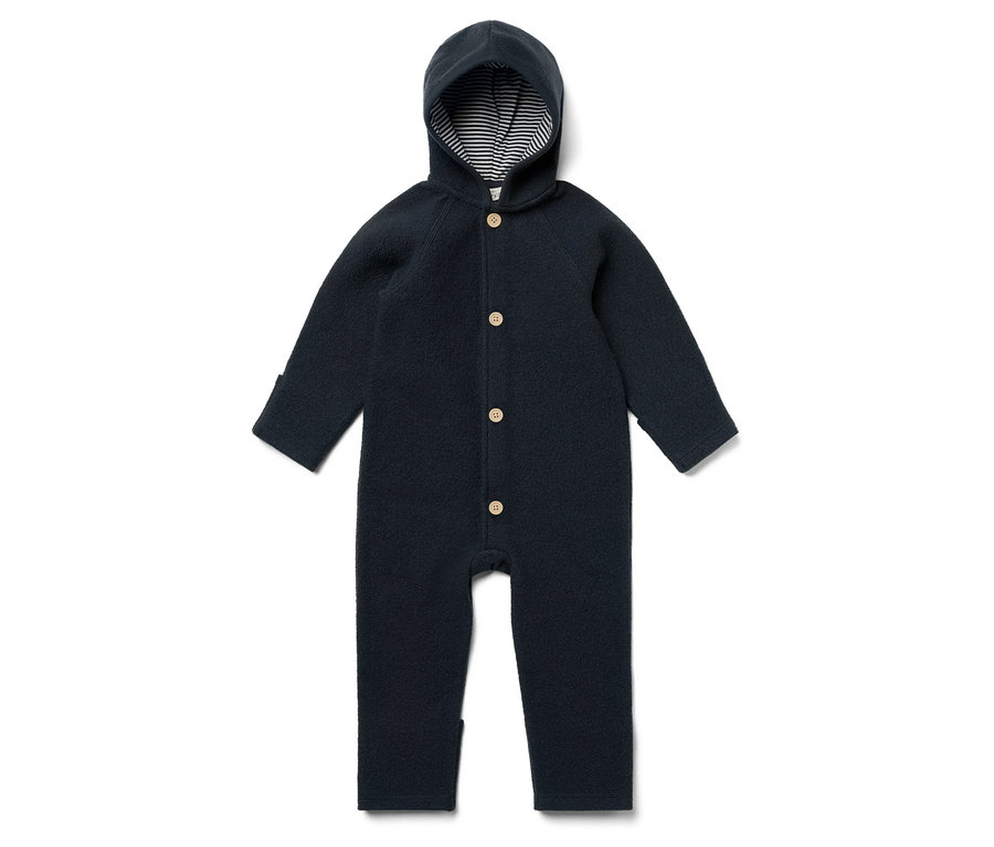Tmavě modrá dětská kombinéza s kapucí a pruhovanou podšívkou, zapínaná na knoflíky.