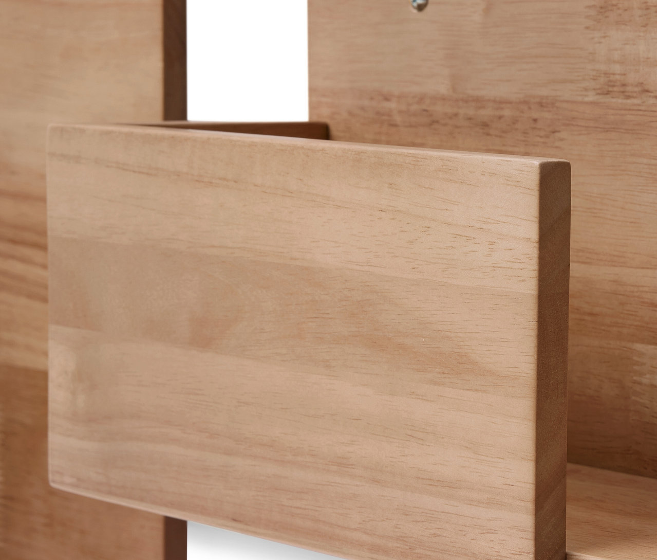 Detail dřevěného regálu.