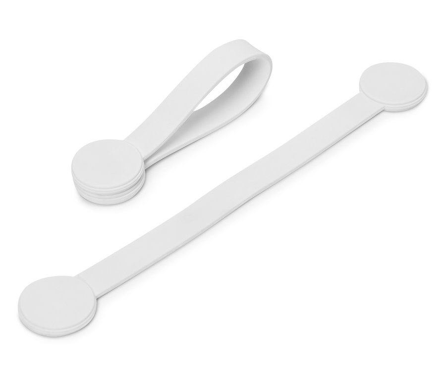 Dva bílé gumové pásky s kruhovými konci na bílém pozadí.