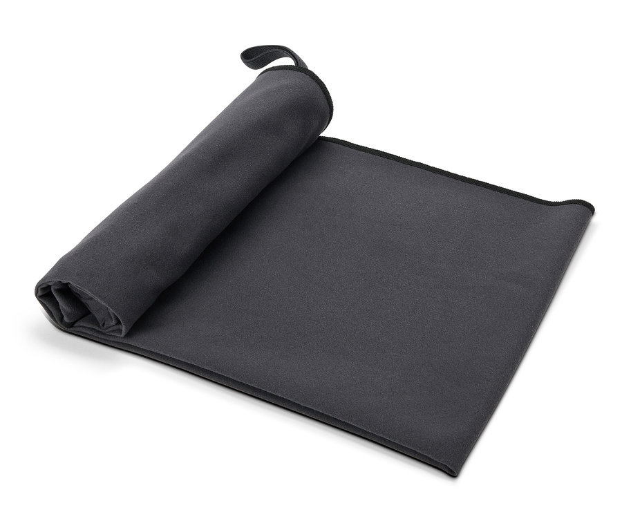 Částečně srolovaná šedá osuška s poutkem.