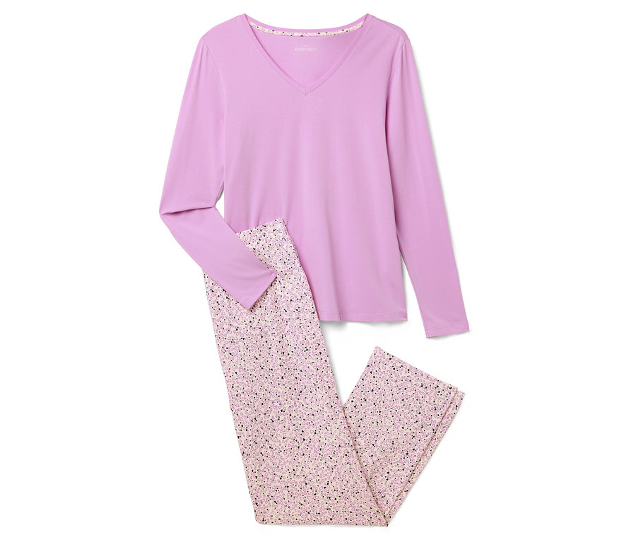 Fialové pyžamo s dlouhým rukávem a kalhoty s květinovým vzorem.