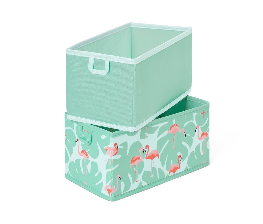 Dva úložné boxy do zásuvky naskládané na sobě. Jeden je světle zelený a druhý má potisk s plameňáky.