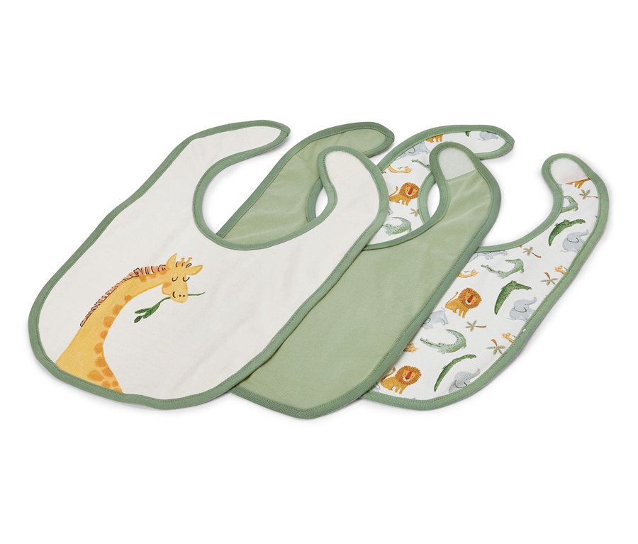 Tři zelené dětské bryndáčky, jeden s motivem žirafy, jeden jednobarevný zelený a jeden se zvířecími motivy.