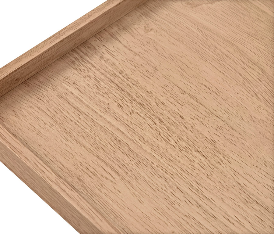 Detailní záběr prázdného dřevěného podnosu se zvýšenými okraji.