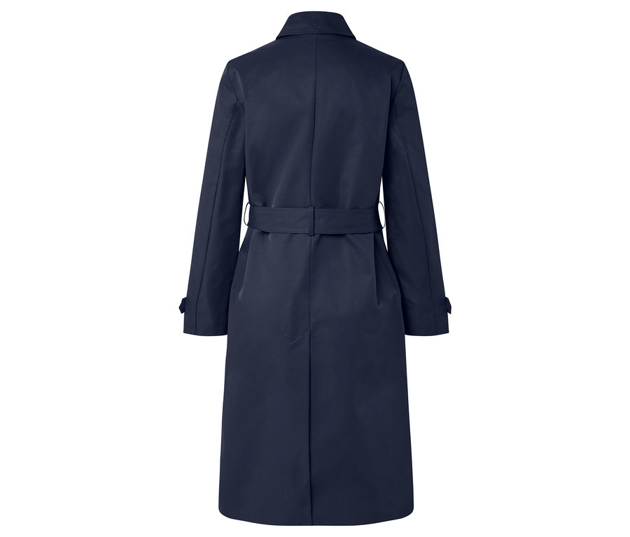 Pohled zezadu na tmavě modrý trenčkot s páskem.