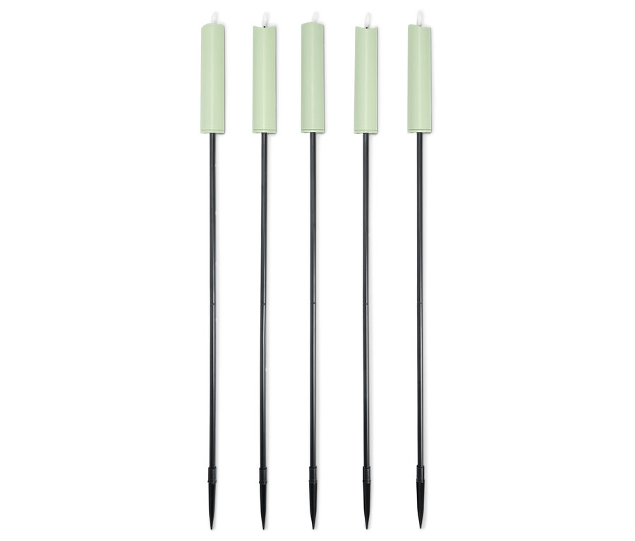 Pět zelených svíček s černými tyčemi seřazených v řadě na bílém pozadí.