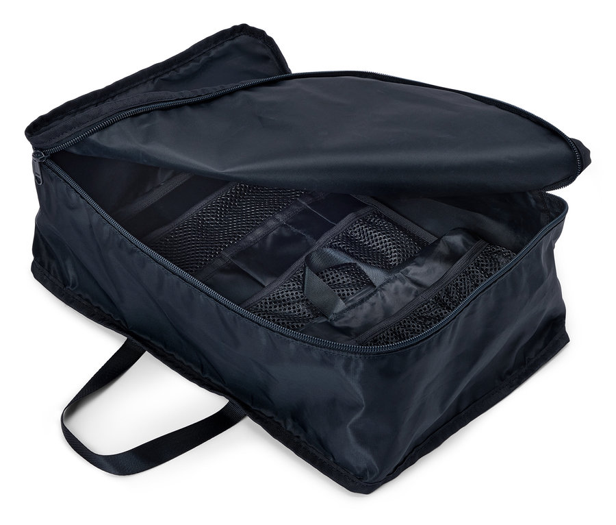 Otevřená, tmavě modrá cestovní taška se zipem a mnoha přihrádkami, pohled shora.