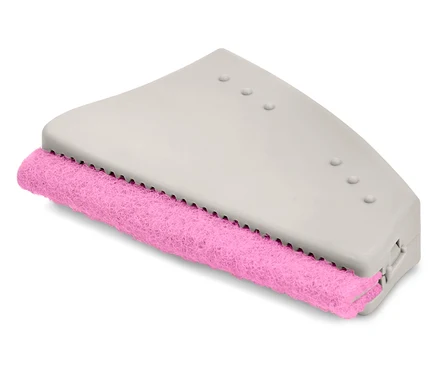 Detailní záběr růžové houby pod šedou plastovou rukojetí.