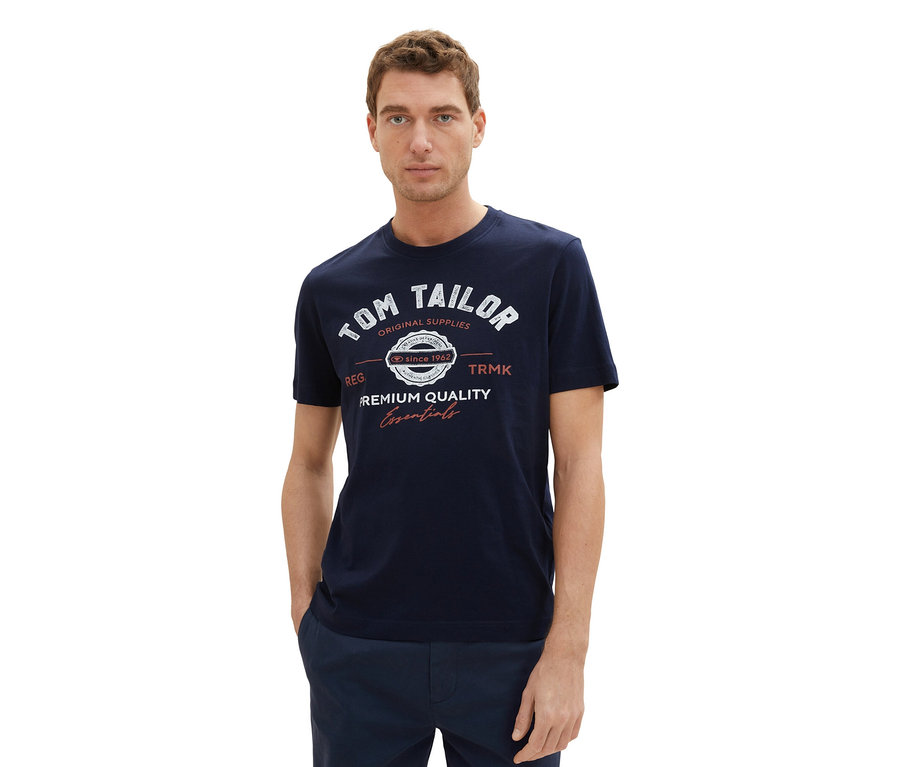 Muž má na sobě tričko s logem Tom Tailor, Sky Captain Blue.