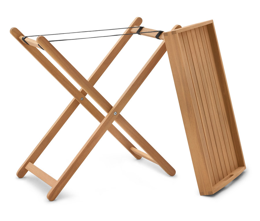 Dřevěný servírovací stolek s podnosem stojící na bílém pozadí.